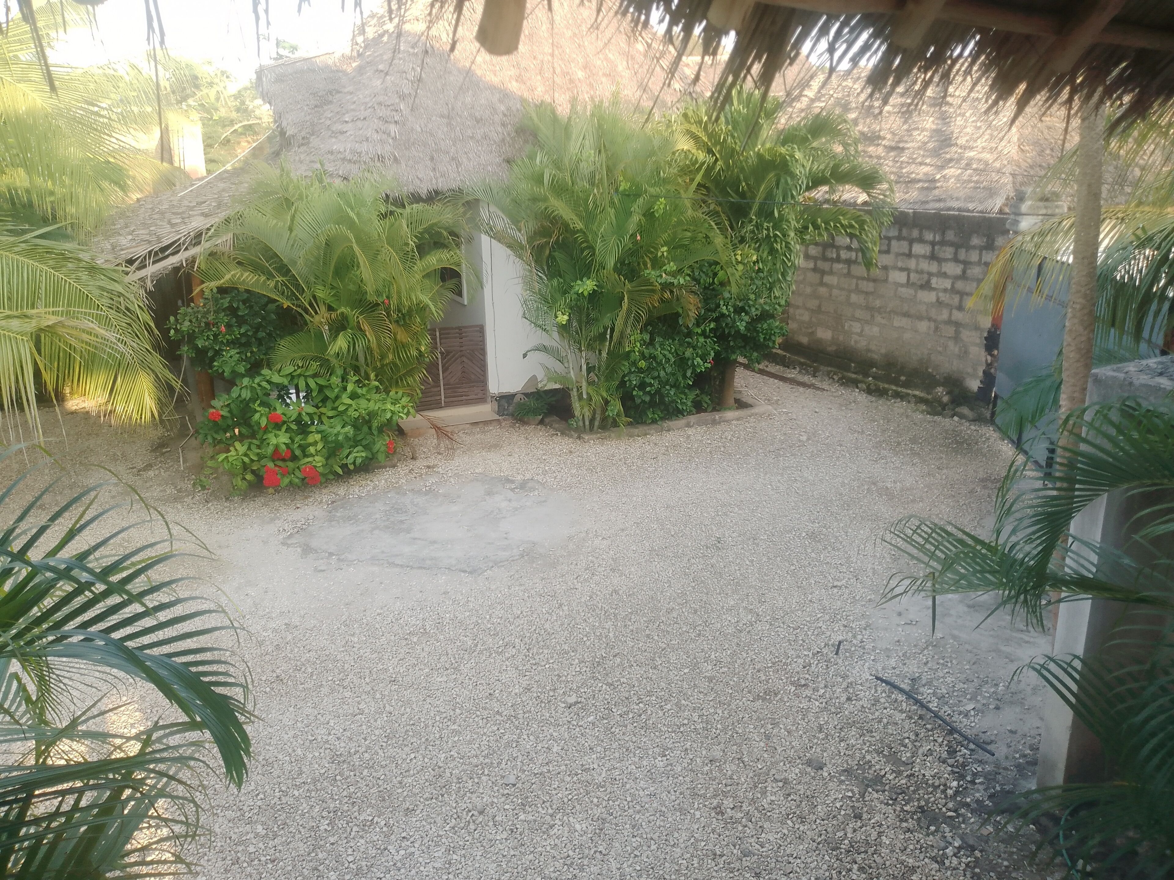 Chambre Triple Familiale, vue piscine | Enceinte de l’hébergement
