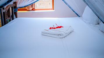 Habitación triple familiar, vistas a la piscina | Tabla de planchar con plancha y wifi gratis