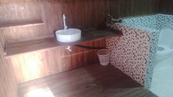 Habitación triple familiar, vistas a la piscina | Baño | Ducha, zapatillas, toallas y jabón