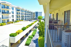 Ein modernes Hotel mit mehreren Balkonen, einer überdachten Außenfläche und Blick auf das Meer.