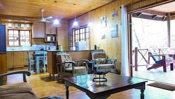 House, 4 Bedrooms | Living area