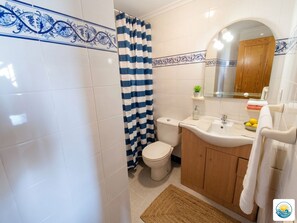Haartrockner, Bidet, Handtücher, Seife