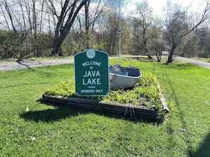 Señal de bienvenida a los visitantes del Lago Java, indicando que es un área privada solo para miembros.