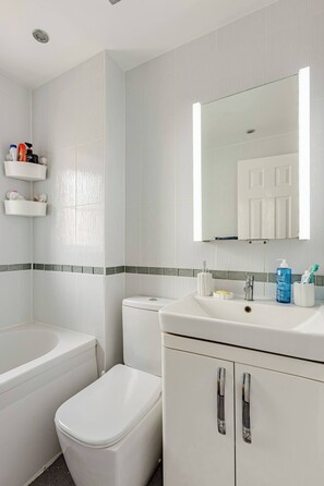 Asciugacapelli, bidet, asciugamani, sapone