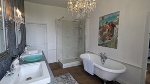 Bruser, hårtørrer, håndklæder, Toiletpapir