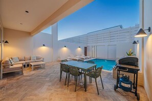 An outdoor patio with a pool, a barbecue grill, and lounge chairs. - 1min walk Boca Catalina Beach, 4, bedrooms, Private Pool, Tub, 10 sleeps (Noord)
