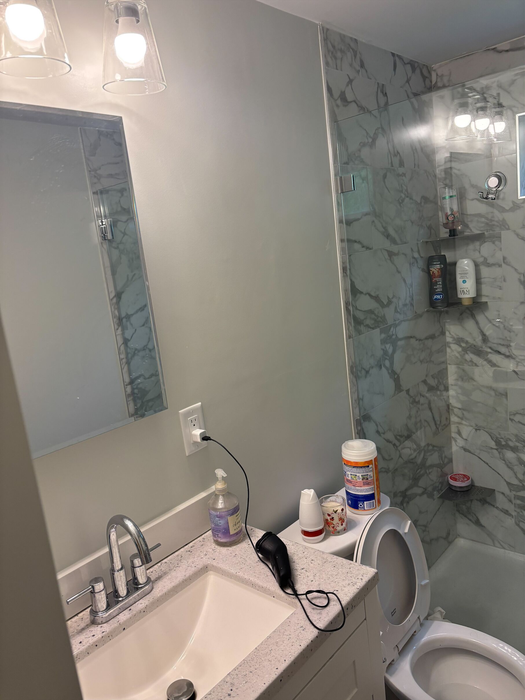 Toallas, jabón, papel de baño 