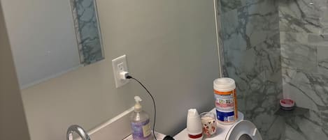 Toallas, jabón, papel de baño