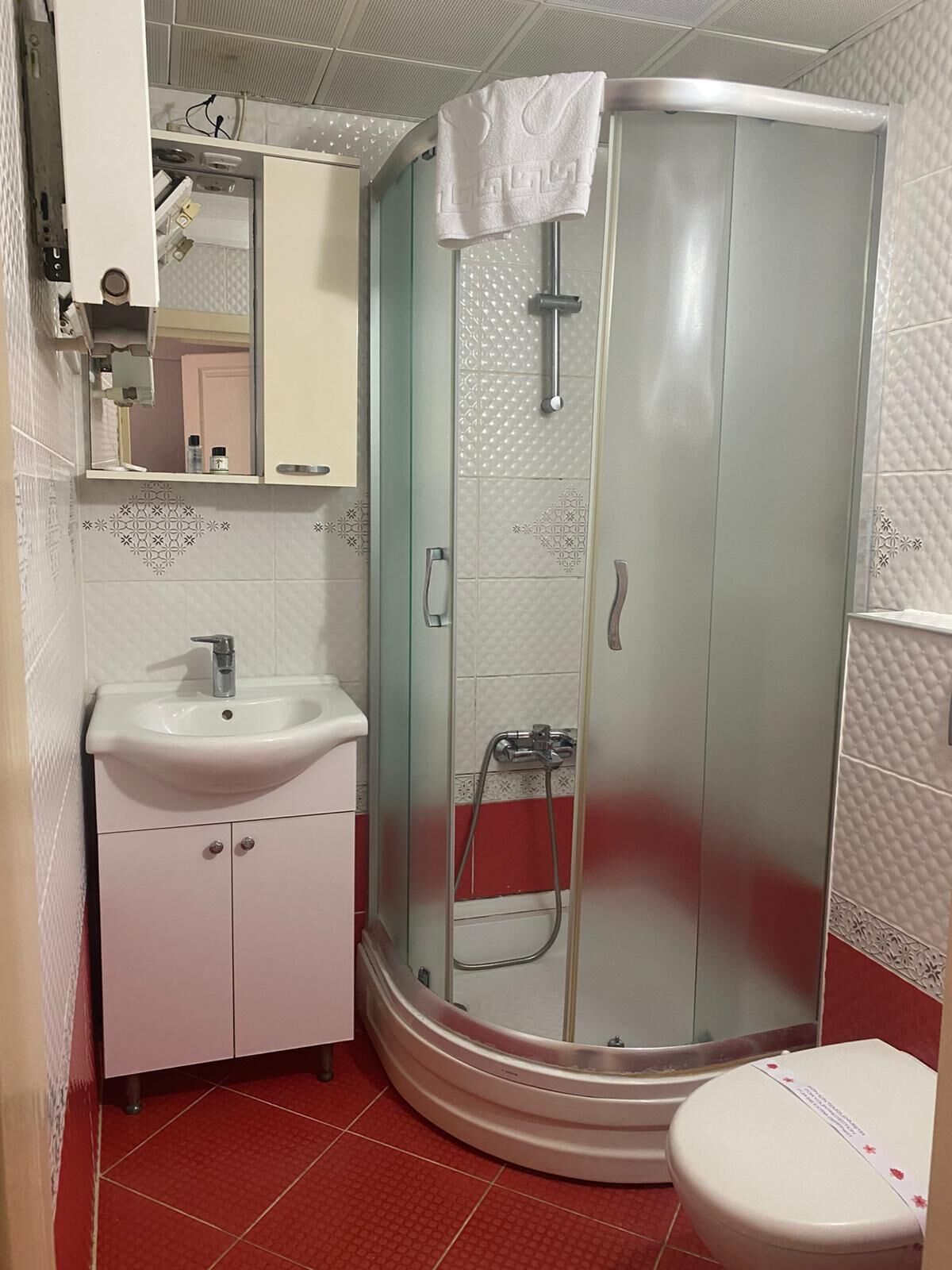 Basic Room | Bathroom