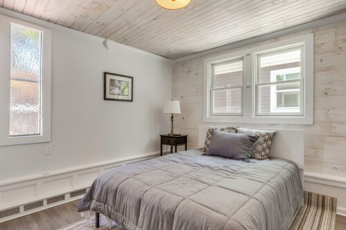 Main St Retreat! 1895 Farmhouse in Port Jefferson