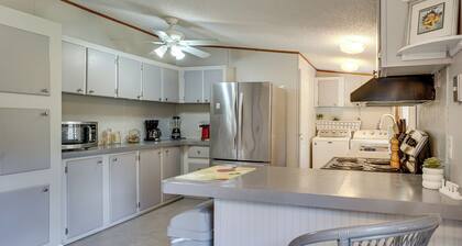Family Home w/ Hot Tub, 5 Mi to Rainbow Springs!
