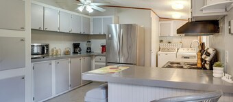 Family Home w/ Hot Tub, 5 Mi to Rainbow Springs!