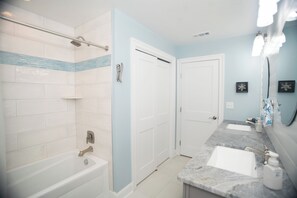 Shower, hair dryer, towels, soap - Perfect 4-bedroom house with AC in enjoyable Dagsboro and 15 min - Bethany beach (Dagsboro)
