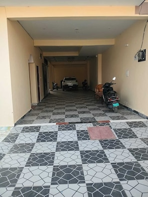 Property grounds - Peaceful 6-bedroom apartment with AC in  Varanasi near Stadium & Near Airport (Dandupur)