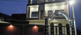 Peaceful 6-bedroom apartment with AC in  Varanasi near Stadium & Near Airport