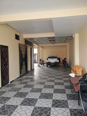 Property grounds - Peaceful 6-bedroom apartment with AC in  Varanasi near Stadium & Near Airport (Dandupur)