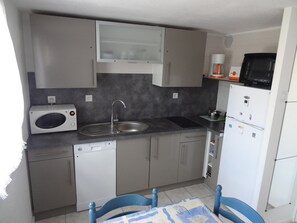 Réfrigérateur, micro-ondes, four, plaque de cuisson