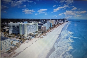 A coastal cityscape with high-rise buildings, a beach, and a pier. - Cozy 1-bedroom condo in charming Myrtle Beach with AC (Myrtle Beach)