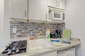 Wasserkocher mit Kaffee-/Teezubehör, Kühlschrank, Mikrowelle, Toaster