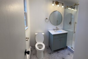 Toilet paper - 5 minutes to beach, newly redone house w hot tub/screening room in osterville (Barnstable)