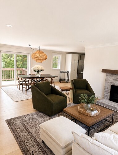 5 minutes to beach, newly redone house w hot tub/screening room in osterville