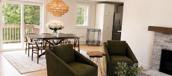 5 minutes to beach, newly redone house w hot tub/screening room in osterville