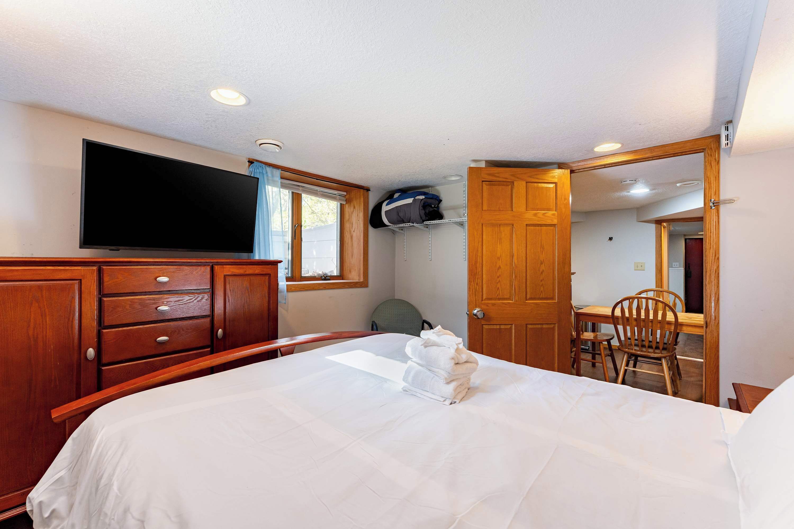 2 bedrooms, iron/ironing board, WiFi, bed sheets