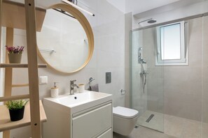 Een douche, een haardroger, handdoeken, zeep