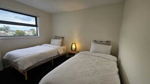 2 bedrooms, iron/ironing board, WiFi, bed sheets - Moe Serenity Stay (Moe)