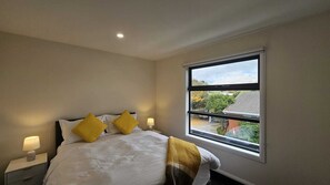 2 bedrooms, iron/ironing board, WiFi, bed sheets - Moe Serenity Stay (Moe)
