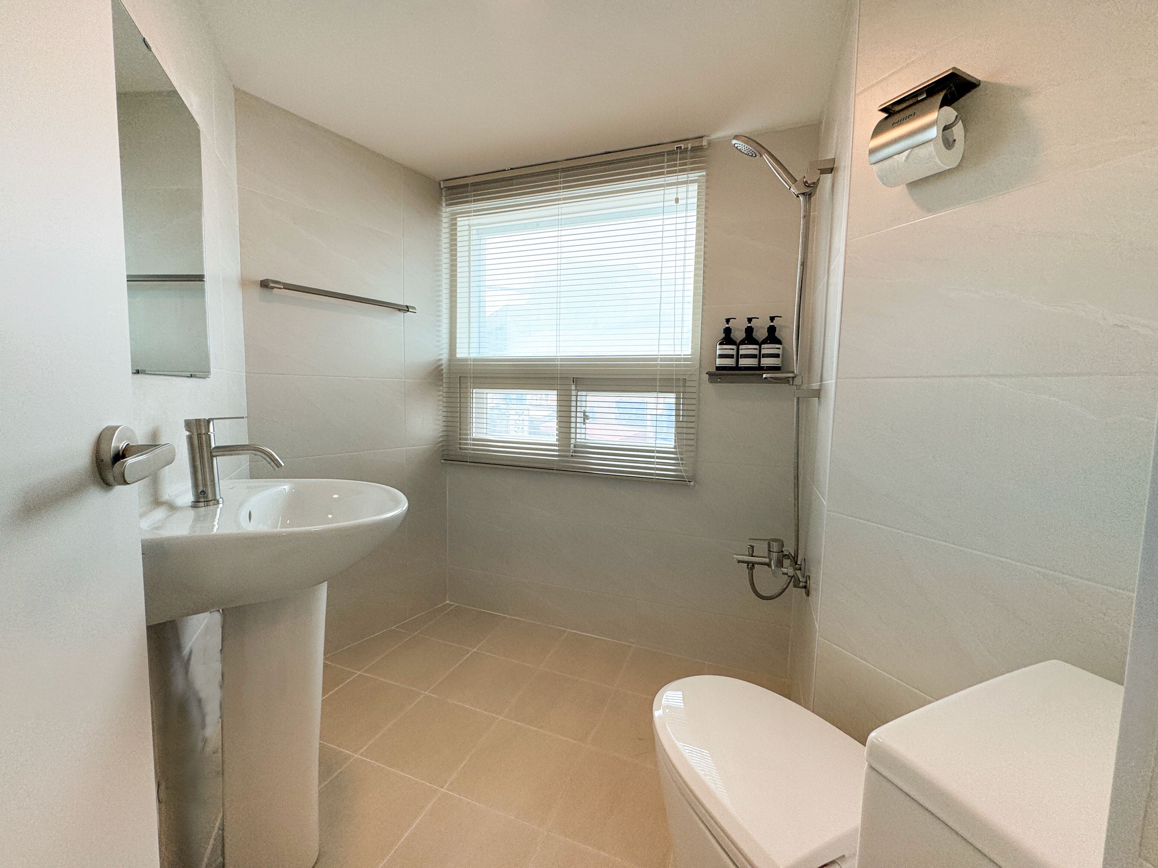 Quarto casal conforto, vista para a cidade | Banheiro | Chuveiro, secador de cabelo, toalhas de banho, sabonete