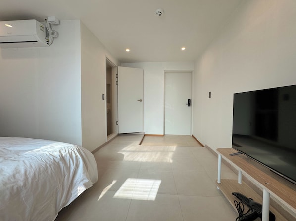 Deluxe Double Room, Marina View | Premium bedding, down comforters, pillowtop beds, desk - Amoon stay (Busan)
