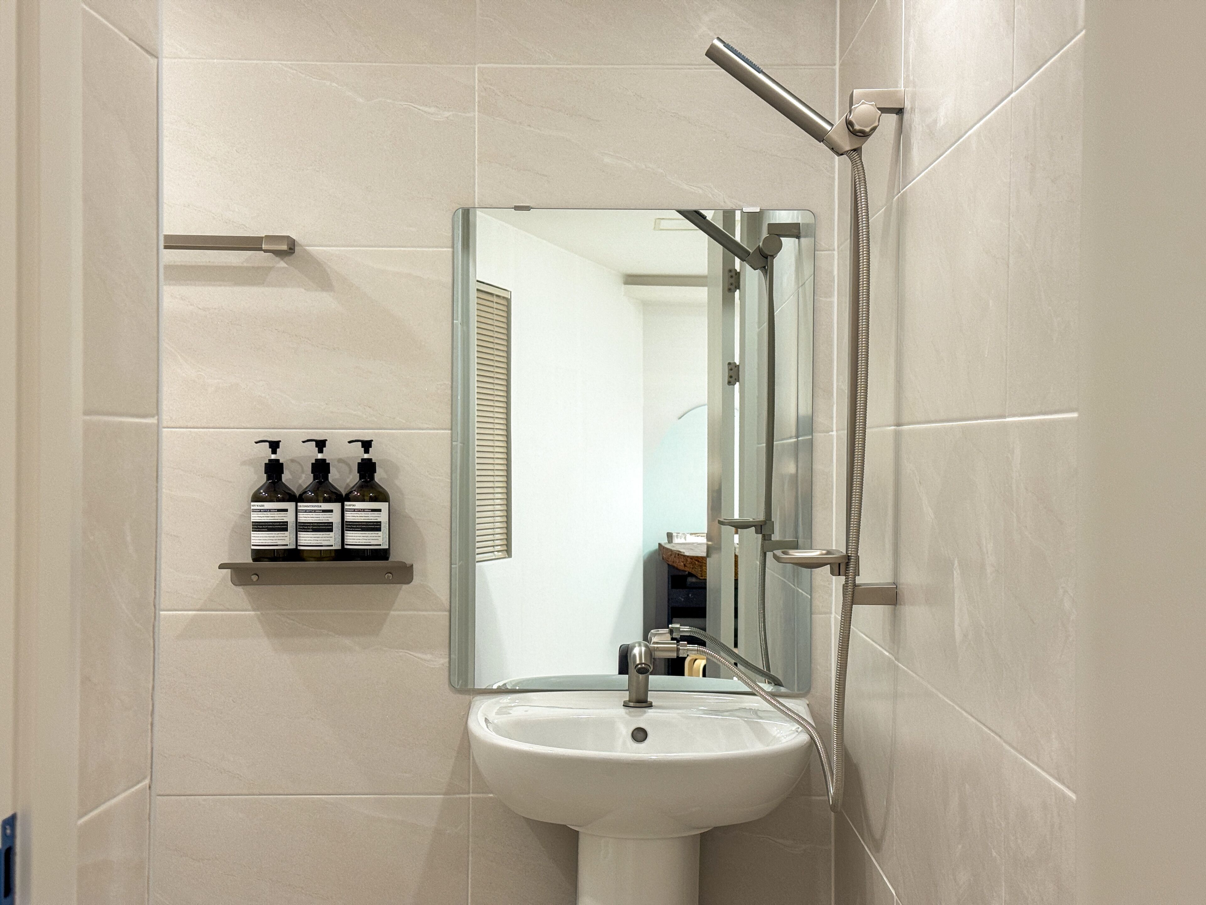 Quarto triplo grand, para não fumantes, no canto | Banheiro | Chuveiro, secador de cabelo, toalhas de banho, sabonete
