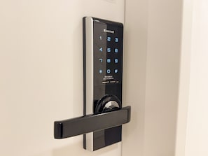 Ett dörrlås med numeriskt tangentbord, tillverkat av märket ”Evernet” och med modellnummer ”EN750W-N”.