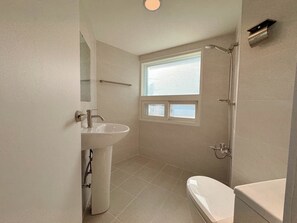 Comfort tweepersoonskamer, uitzicht op stad | Badkamer | Een douche, een haardroger, handdoeken, zeep