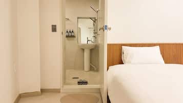 Grand Triple Room, Non Smoking, Corner | Premium bedding, down comforters, pillowtop beds, desk