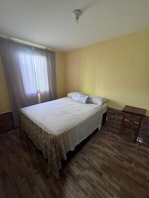 Een strijkplank/strijkijzer, wifi, beddengoed
