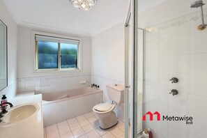 Shower, hair dryer, towels, shampoo - Metawise Spacious 4-Bedroom Home in Cherrybrook (Cherrybrook)