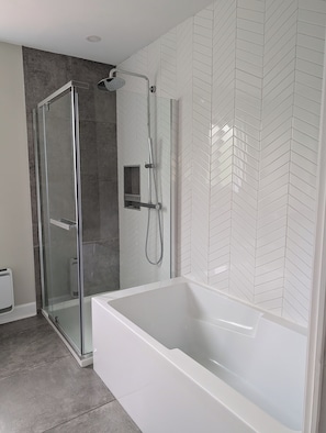 Shower, hair dryer, towels, soap - Cozy full home in Laval - 5mn from Golf, access to airport, Montreal (Laval)