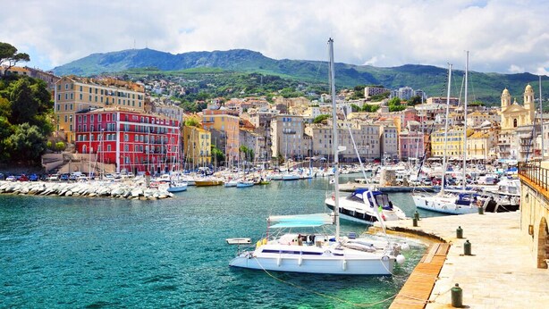 A marina with boats, a pier, and colorful buildings in the background. - Apartment with atypical view of Bergerie (Bastia)