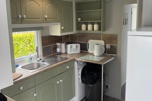 Fridge, microwave, oven, stovetop - Skegness 2-bed Caravan, Sleeps 6, 6 Mins to Beach (Skegness)