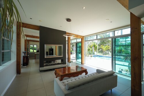 Rest+Lush Bush+Pool+ Spa+BBQ+Private