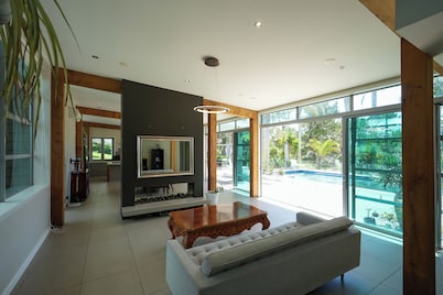 Rest+Lush Bush+Pool+ Spa+BBQ+Private
