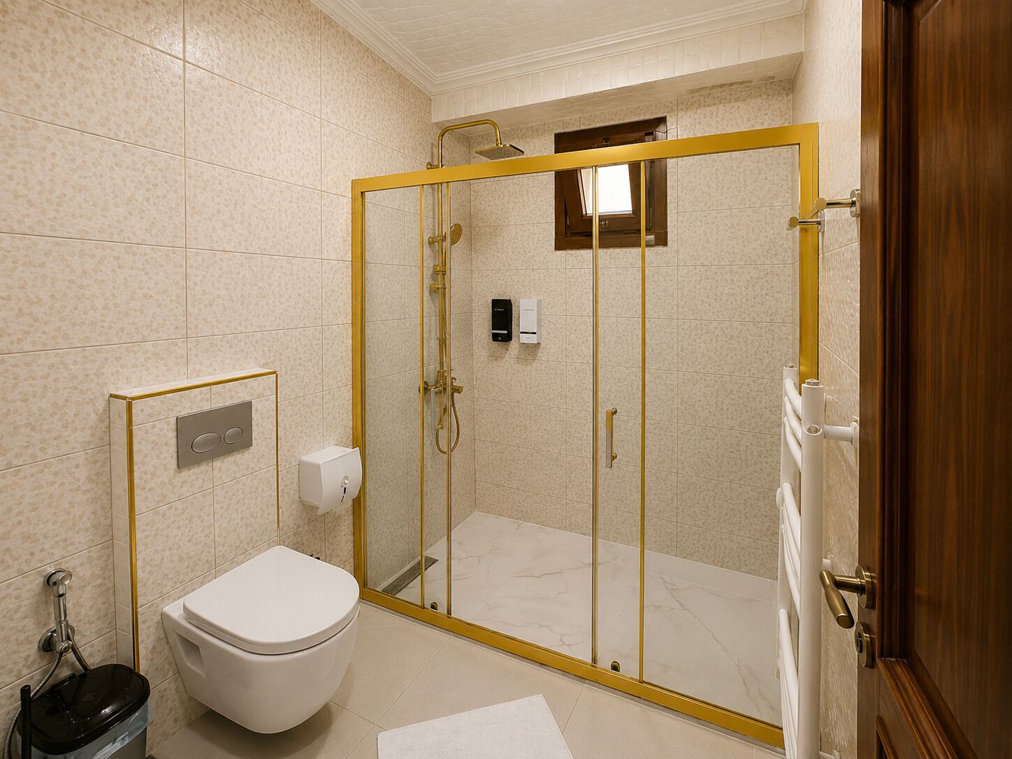 Un baño con inodoro, cabina de ducha y dispensador de papel higiénico.