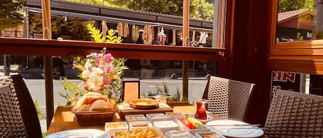 Bao gồm bữa sáng đầy đủ hàng ngày