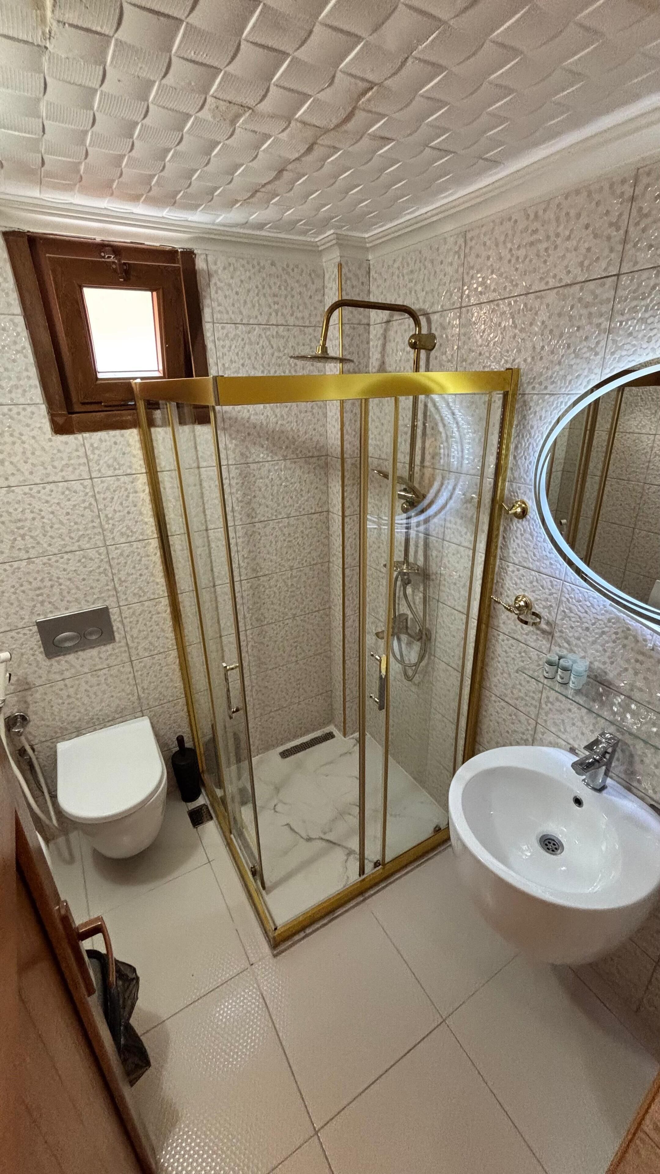 Junior Suite, Balcony, Mountain View | Bathroom | Shower, free toiletries, hair dryer, towels