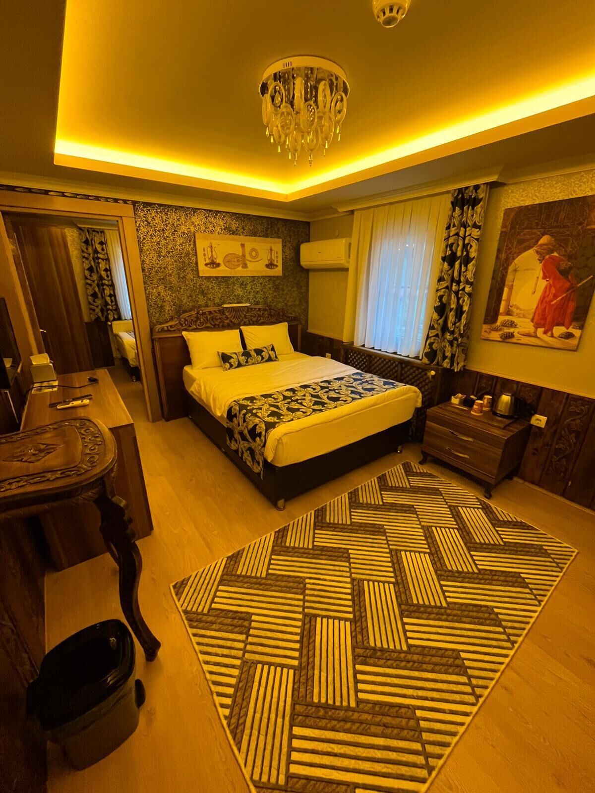 Decoración personalizada, muebles diferentes, escritorio y wifi gratis 