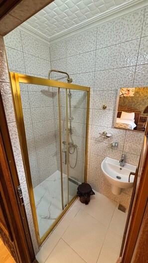 Junior-suite - balkon - bjergudsigt | Badeværelse | Bruser, gratis toiletartikler, hårtørrer, håndklæder