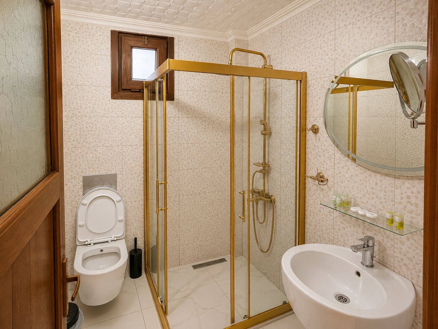 Une salle de bain avec une douche à parois de verre, des toilettes, un lavabo et un miroir.