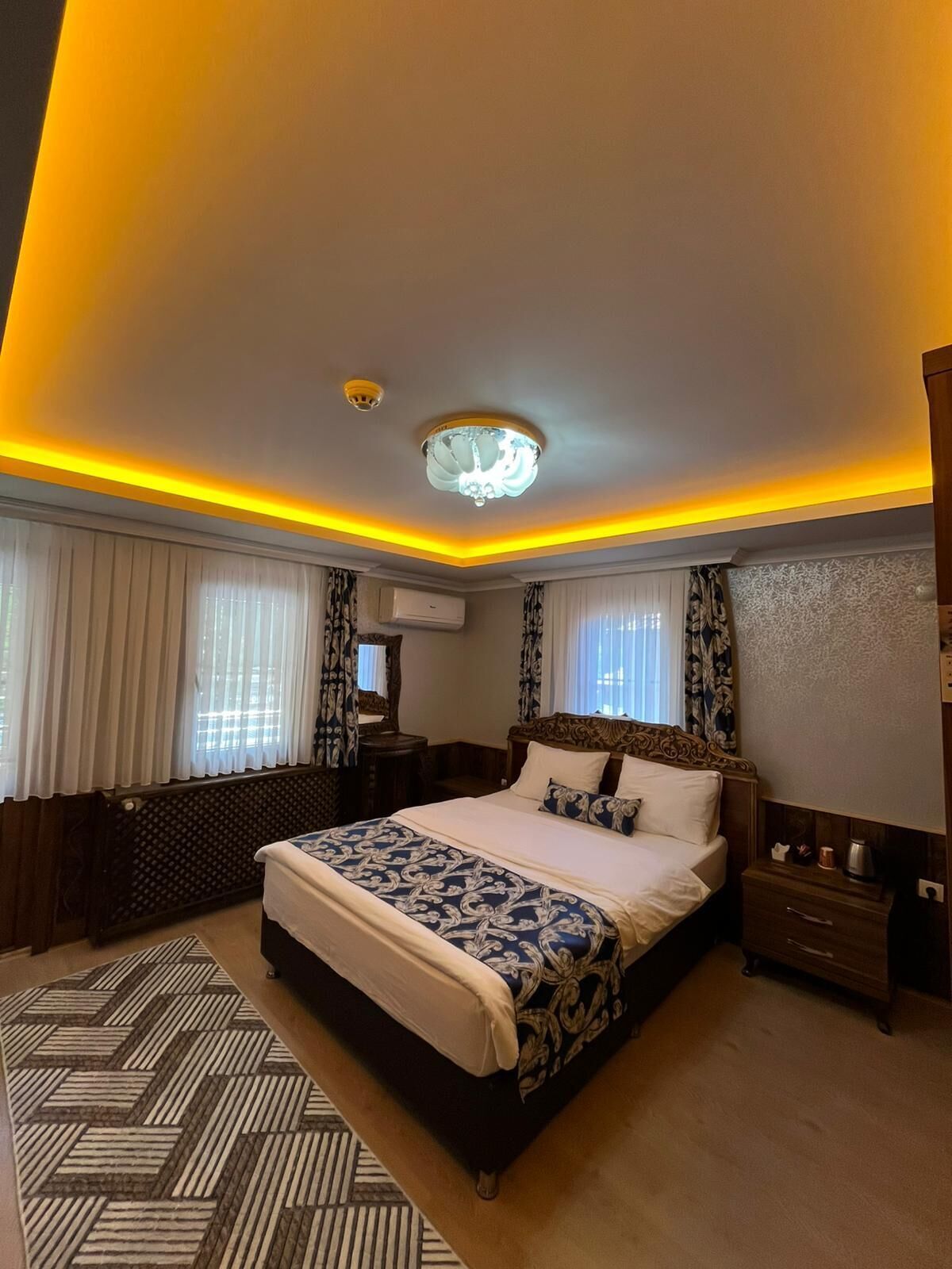 Decoración personalizada, muebles diferentes, escritorio y wifi gratis 